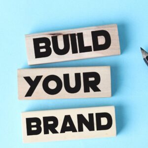 "Brändi Käytäntöön – Mitä, Miksi, Kuka, Kenelle ja Milloin", Lopeta Puuhastelu ja Ajattele Isosti -koulutuspaketti, TULOSSA 2026